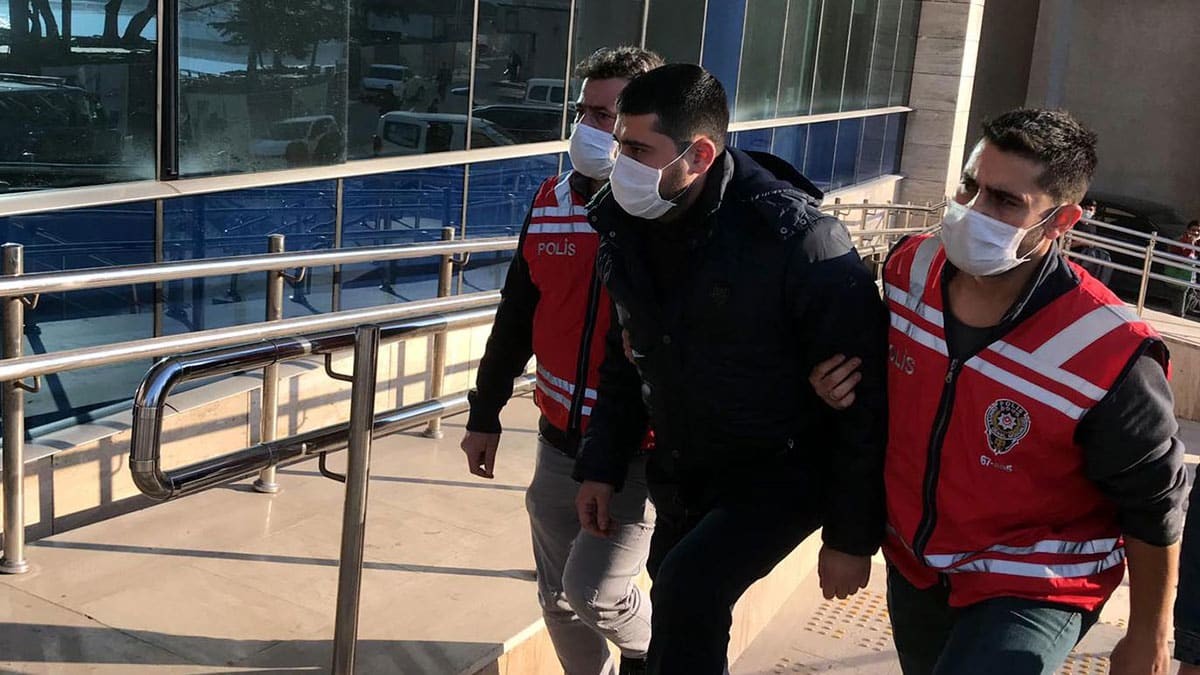 Özgecan'ın babası: Camdan veya balkondan sarkan biri var. Biri de tutuyor. Biri bağırıyor, Bir sebep vardır? Sebebi ne yarattı?