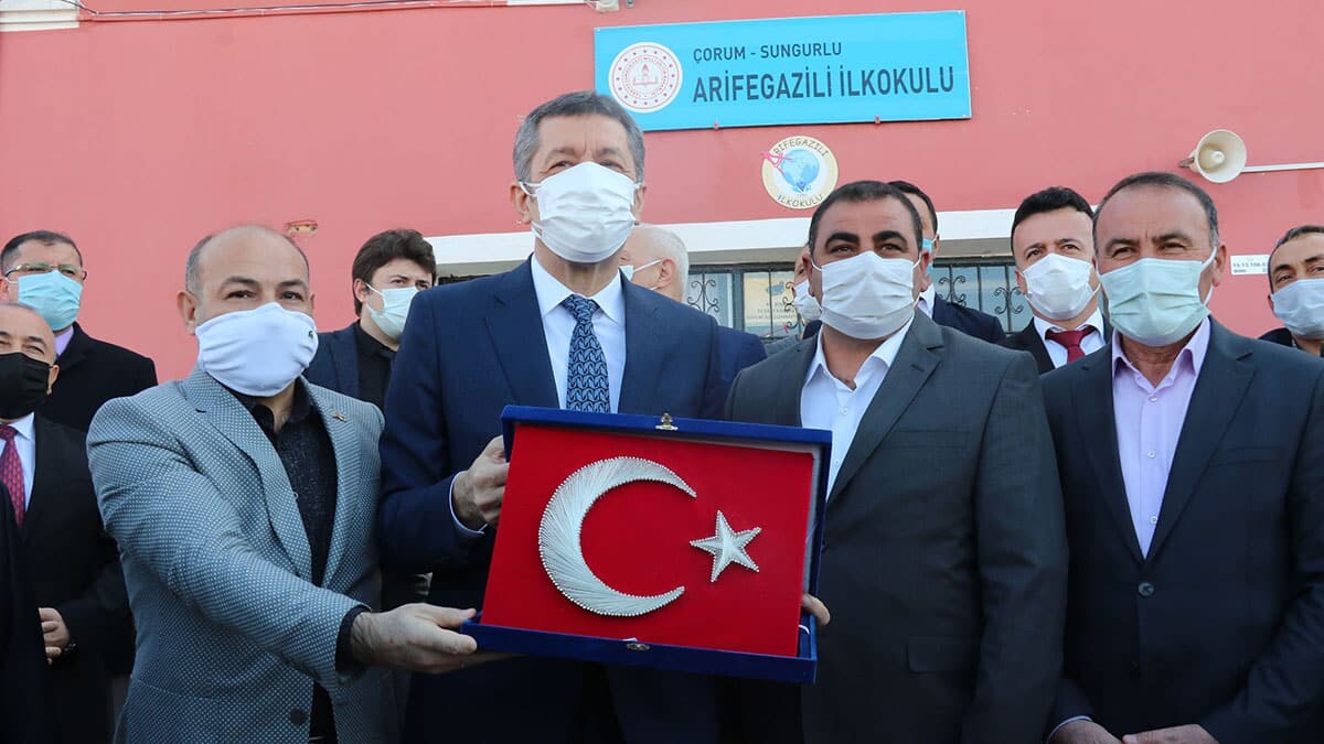 Milli Eğitim Bakanı Ziya Selçuk aşısını yaptırdı. Öğretmenlere aşılama başladı.