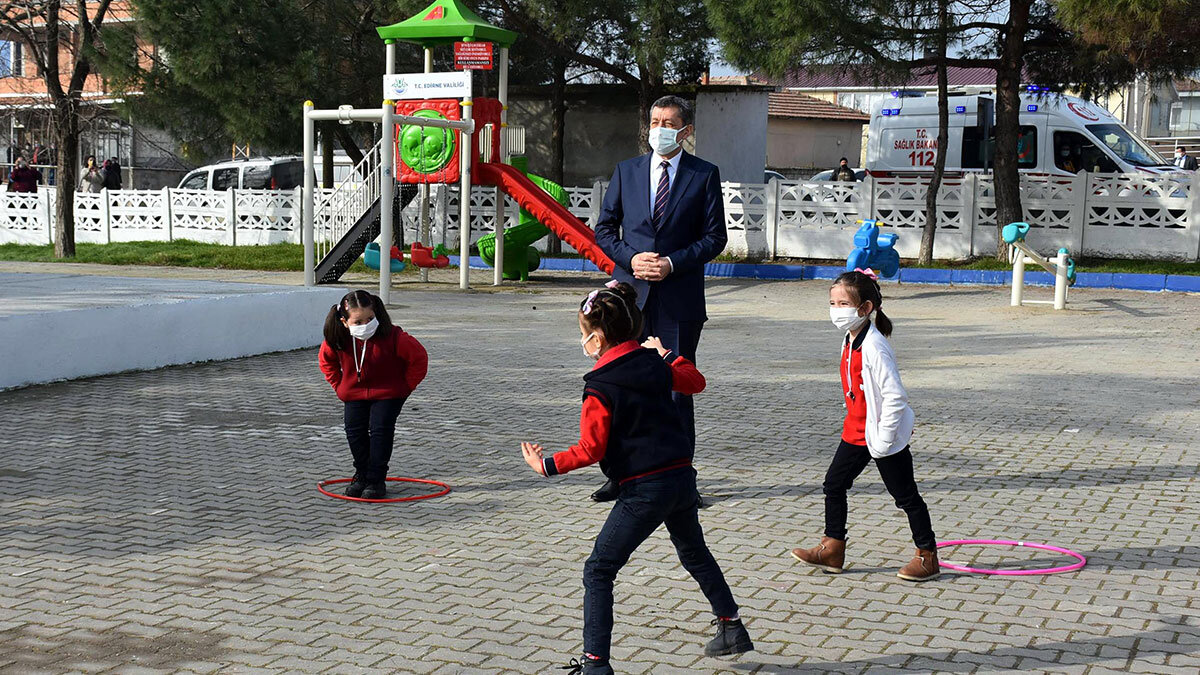 Selçuk, "Sağlık anlamında herhangi bir riske girmeksizin, bilimin verileriyle hareket ederek, okullarımızı peyderpey açmak noktasında kararlıyız" dedi.