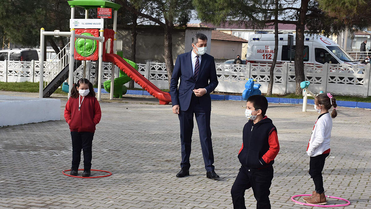 Edirne'de 6 okul ve 156 tasarım beceri atölyesinin açılışını gerçekleştiren Milli Eğitim Bakanı Ziya Selçuk, koronavirüs tedbirleri kapsamında okulların peyderpey açılacağını belirterek, "Okulun, çocukların şahsiyetinin gelişmesinde, çocukların sosyalleşmesindeki etkisi asla yadsınamaz ve bu çerçevede de sağlık anlamında herhangi bir riske girmeksizin, sadece bilimin verileriyle hareket ederek, okullarımızı peyderpey açmak noktasında kararımız da devam ediyor" dedi.