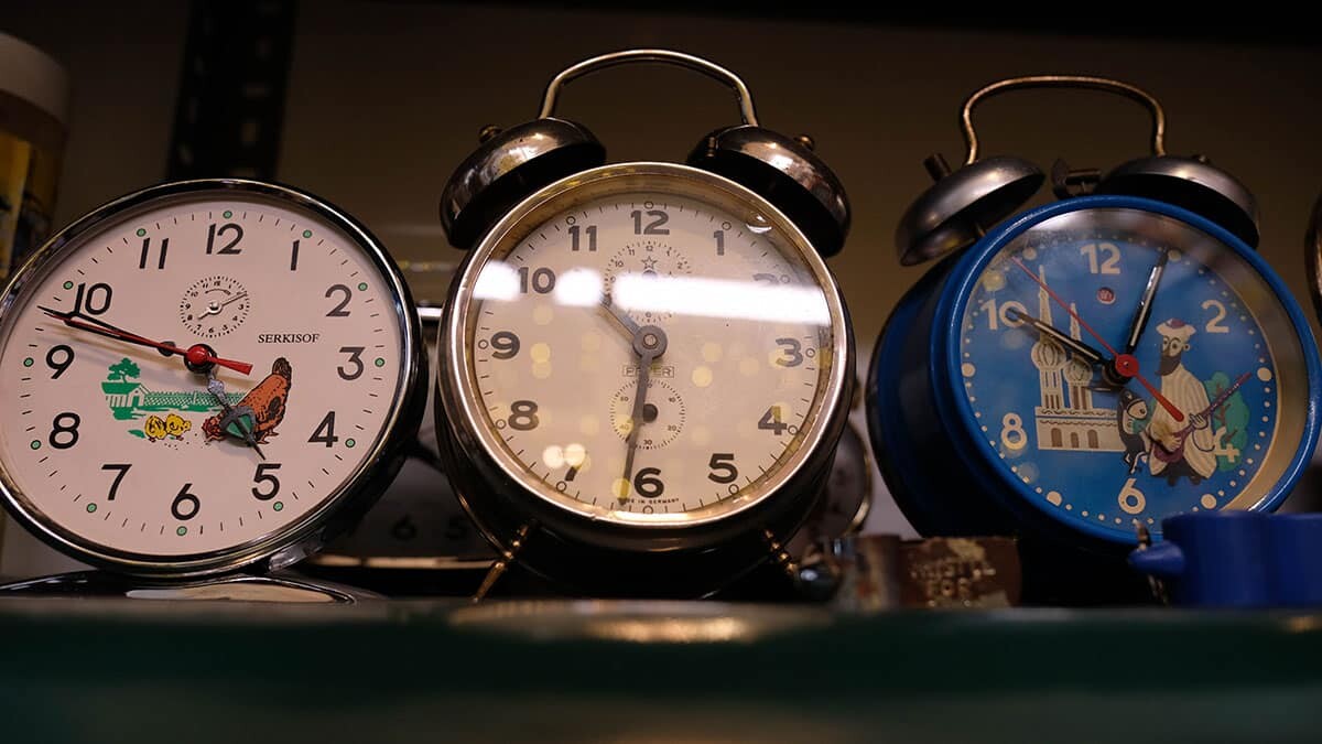 Pandemi döneminde mesleği olan müzisyenliğe ara veren Ömer Demirci (29), ailesinin işlettiği bakkalda nostaljik bir alan oluşturdu.