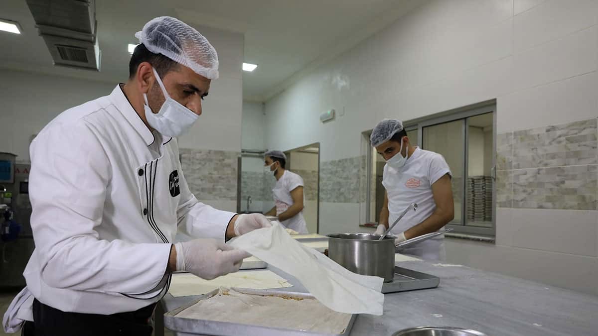 Hile ve tağşiş, vatandaşın hem sağlığına hem cebine zarar veriyor. Baklavada ceviz yerine çekirdek, antep fıstığı yerine yer fıstığı kullanılıyor.