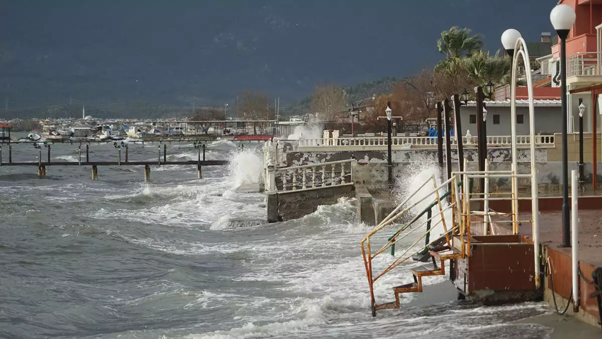 Lodos turistik tesislerin denizdeki iskelelerine zarar verdi