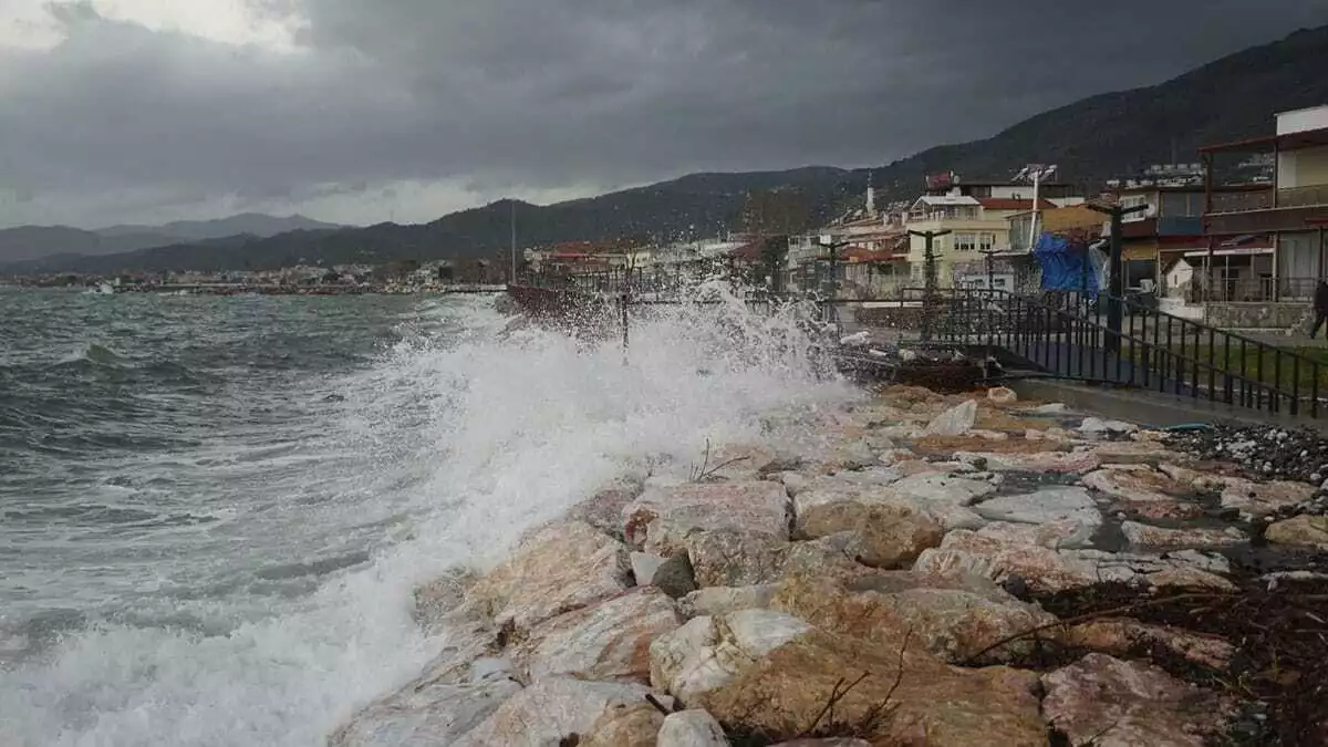 Lodos turistik tesislerin denizdeki iskelelerine zarar verdi