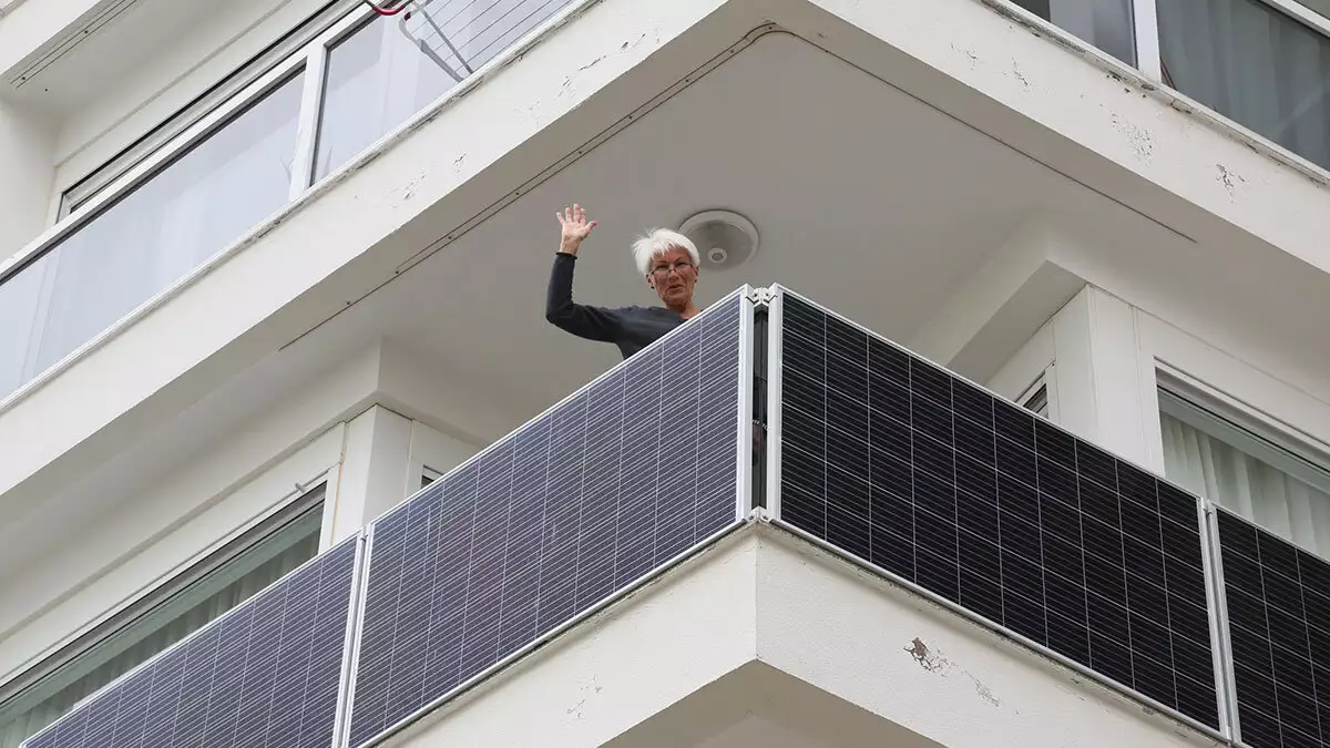 Evlerin balkonuna güneş panelleri