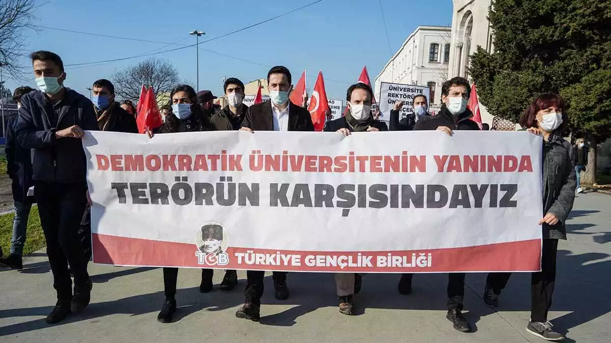 Türkiye gençlik birliği üyesi yaklaşık 100 kişilik grup, beyazıt meydanı'nda boğaziçi üniversitesi'nde yaşanan olaylara ilgili basın açıklaması yapıldı.