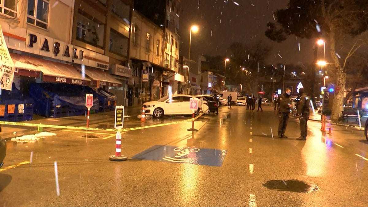 Beykoz'da aralarında husumet olduğu öğrenilen sokak ortasında iki gurup arasında silahlı çatışma çıktı. Çatışmada 1 kişi öldü, 1 kişi yaralandı.