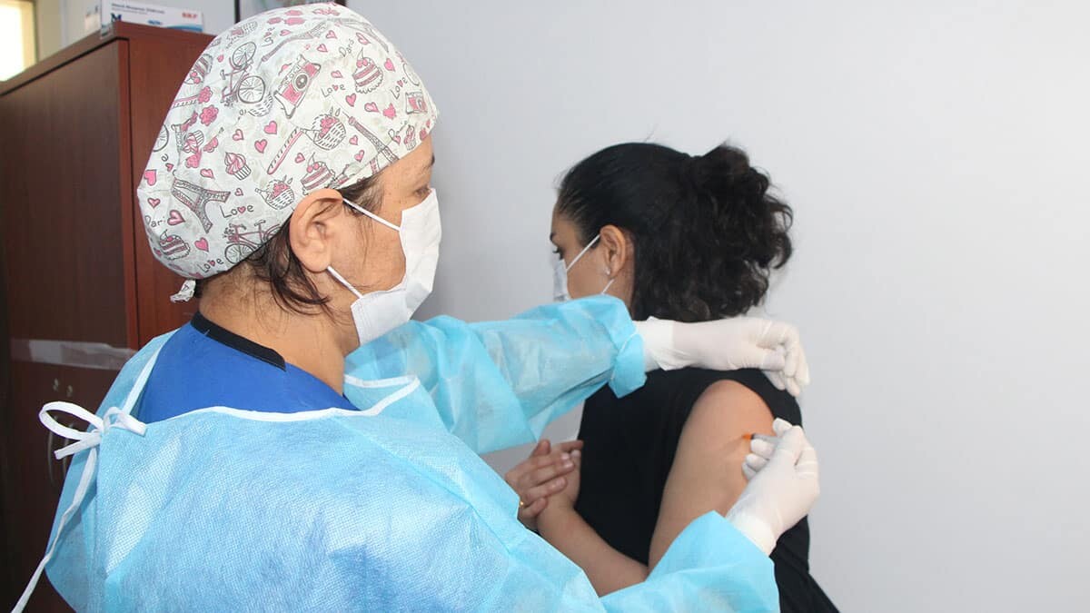 Aşı yaptırınca rehavete kapılmamak gerek