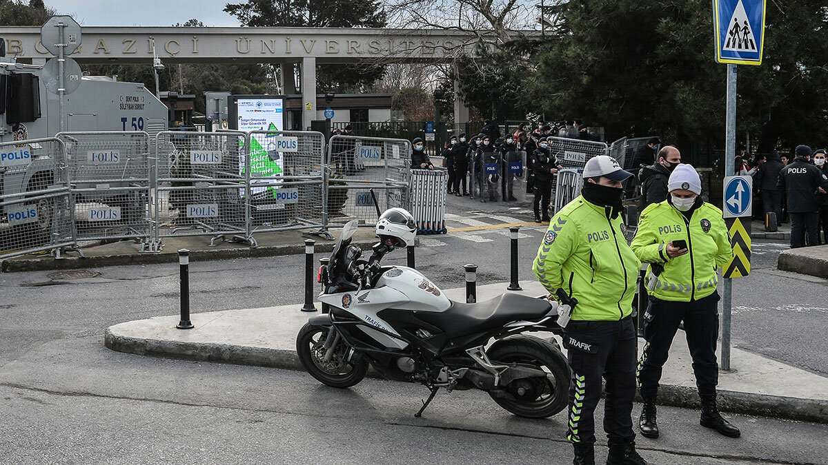 Üniversite çevresinde sabah erken saatlerden itibaren polis geniş güvenlik önlemi aldı. Kampüs çevresine bariyerler yerleştirilirken, TOMA da konuşlandırıldığı görüldü.
