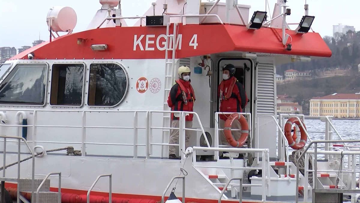 Onlar, denizlerin kahramanları olan Kıyı Emniyeti Genel Müdürlüğü ekipleri. 30 deniz mili hızındaki botları, Nene Hatun Acil Durum Müdahale Gemisi, yakıt temizleme gemisi Seyit Onbaşı ve çok sayıda personelle 7 gün 24 saat nöbette ve devriyede olan Kıyı Emniyeti Genel Müdürlüğü ekipleri, deniz ve boğazlardaki kazalara müdahale ediyor, can ve mal güvenliğini sağlıyor.