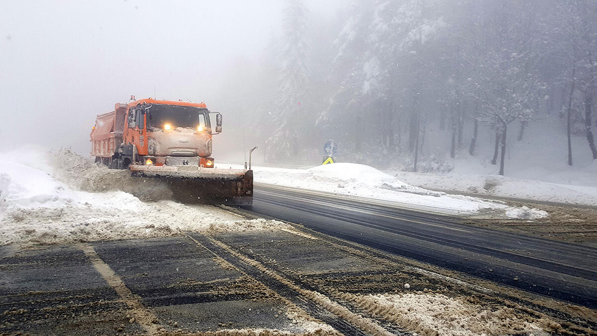 Bolu Dağı'nda kar yağışı ve sis