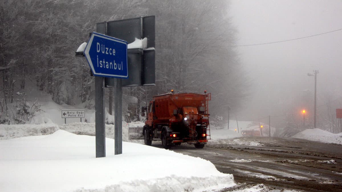 Bolu Dağı'nda kar yağışı ve sis etkili oldu. Sis nedeniyle görüş mesafesi 30 metreye kadar düşerken, ulaşımda aksama yaşanmadı.