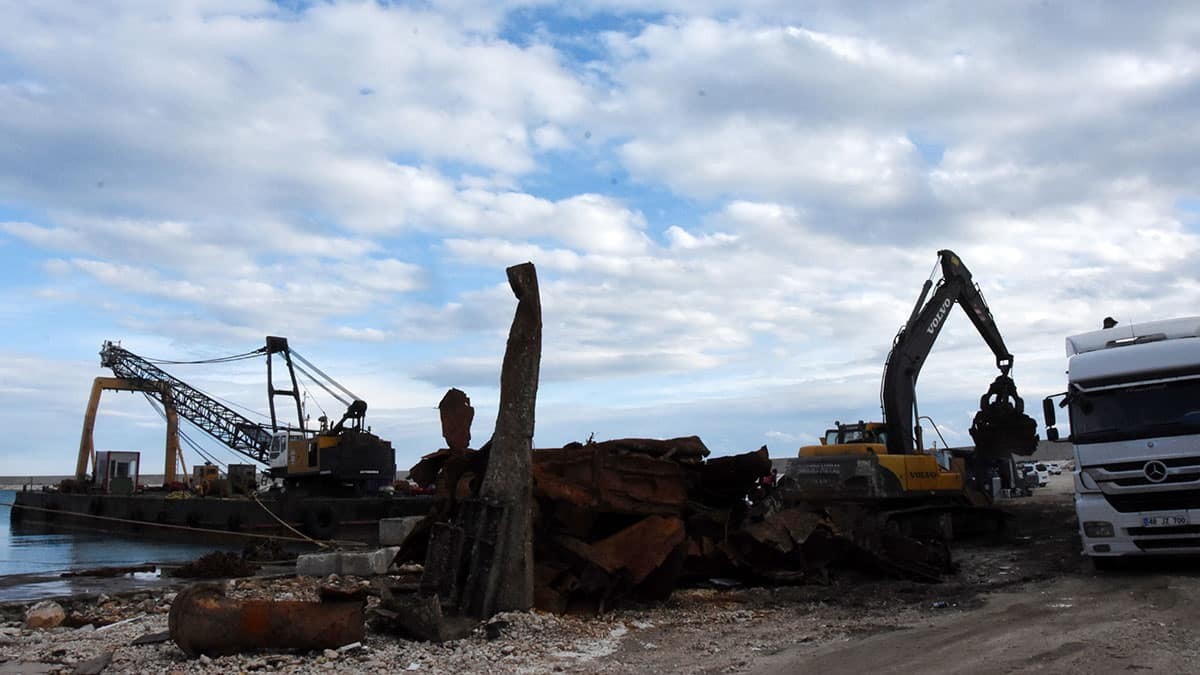 Kekova Adası Tersane Koyu'nun güneyinde suyun 35 metre altında 10 yıldır yatan batık gemide 1200 ton demir ekonomiye kazandırılacak.