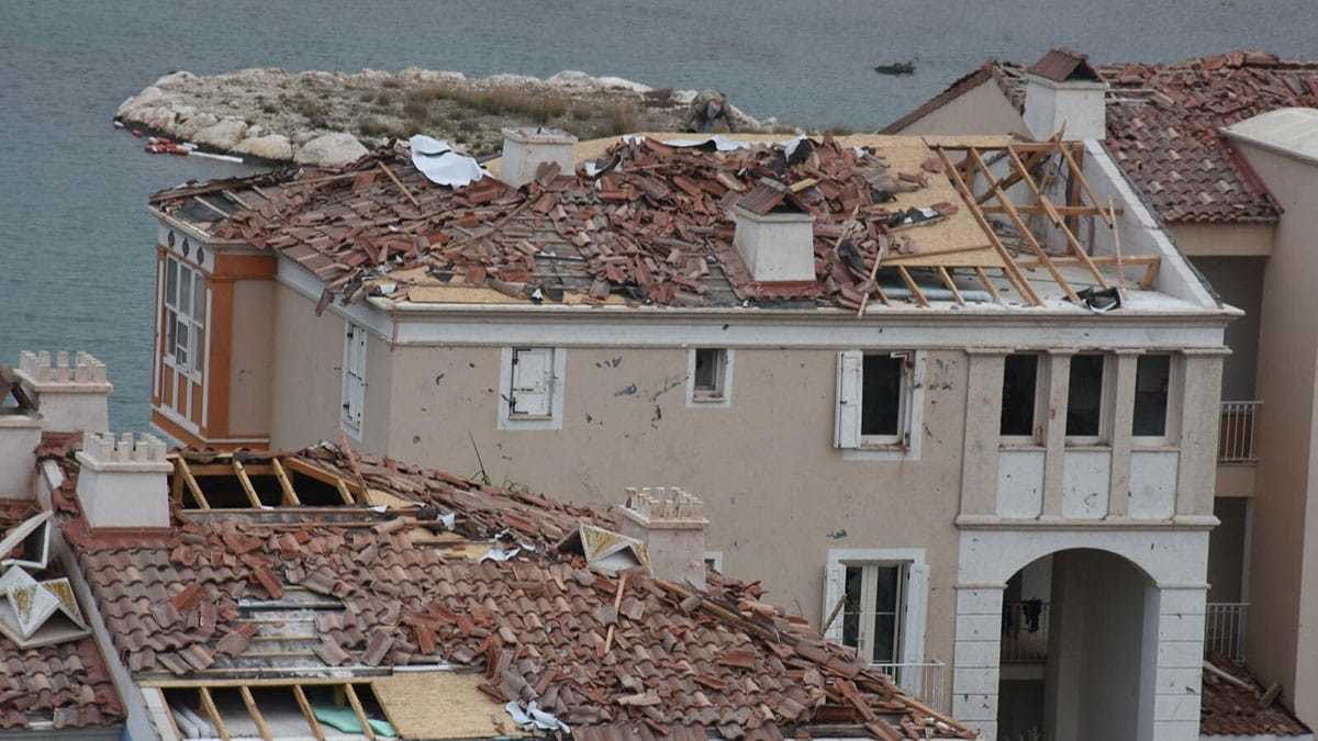 İzmir'in Çeşme ilçesinde 16 kişinin yaralandığı hortumun yol açtığı hasarın giderilmesi için çalışma yapılıyor.