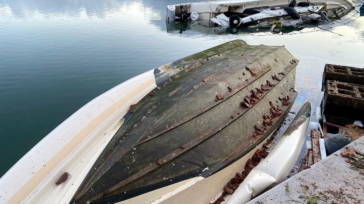 İzmir’de dün saat 21.30 sıralarında başlayan gök gürültülü sağanak ve fırtına, kenti vurdu. Kuvvetli fırtınanın etkili olduğu Çeşme ilçesinde ise hortum felaketi yaşandı. İlçenin turizm merkezi Alaçatı'ya 21.30 sıralarında gelen hortum, yarım saatte Alaçatı Port'ta büyük hasar meydana getirdi. 4 tekne battı, 10 otomobilde hasar oluştu.