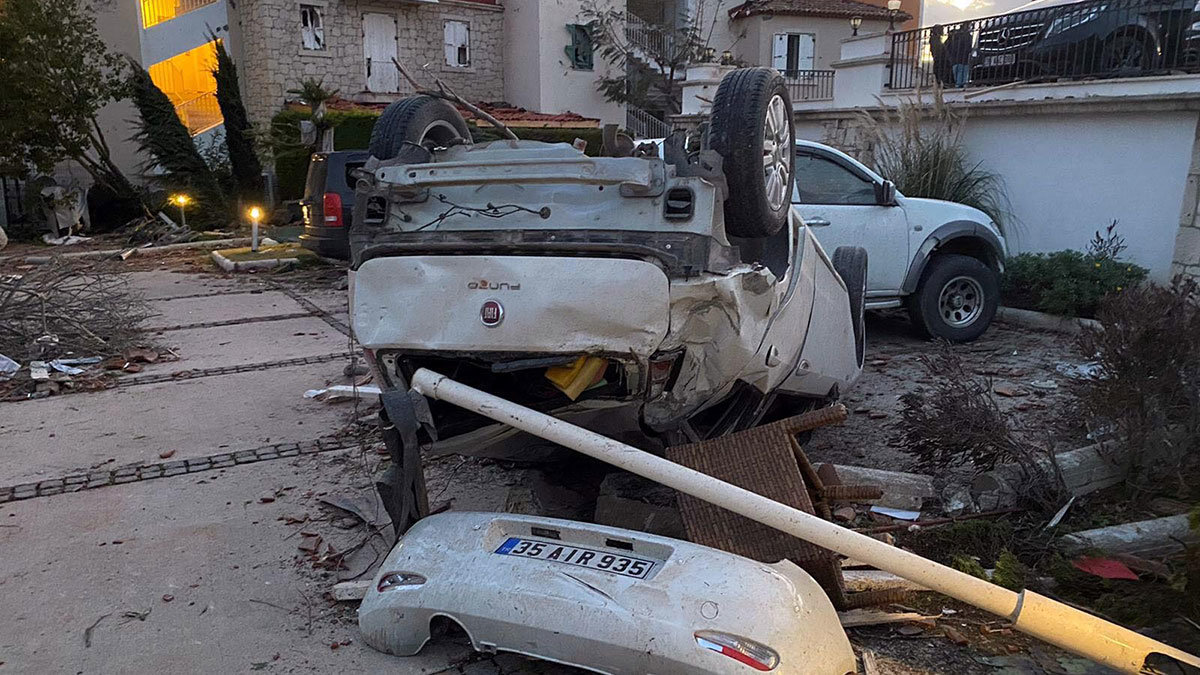 Hortumun vurduğu yerlerden biri de 34 tripleks villanın bulunduğu Pruva Evleri Sitesi oldu. Ağaçlar evlerin üzerine devrildi. Villaların pergoleleri parçalandı. Camları patladı. Çatılarındaki kiremitler uçtu. Park halindeki onlarca otomobil ters dönüp, sürüklendi.