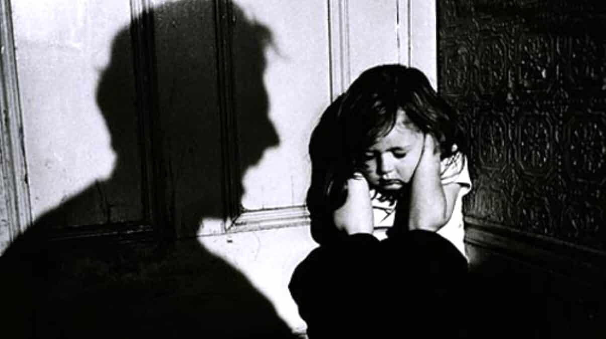 Çocuğuna uyguladığı şiddet, sosyal medyada büyük tepki topladı