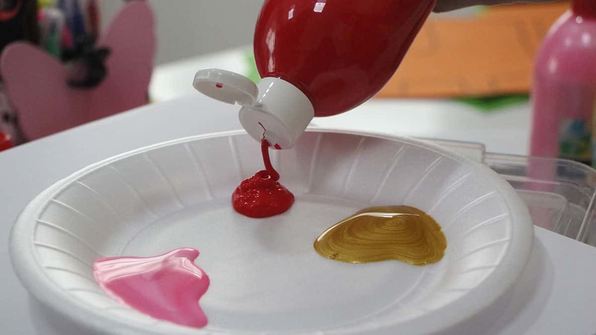 Prof. Dr. Emel Yıldız, çocukların kullandığı boyama ürünlerinin kanser yapıcı özellikteki ağır metaller ve solvent bazlı boyalar içerdiğine dikkat çekti.