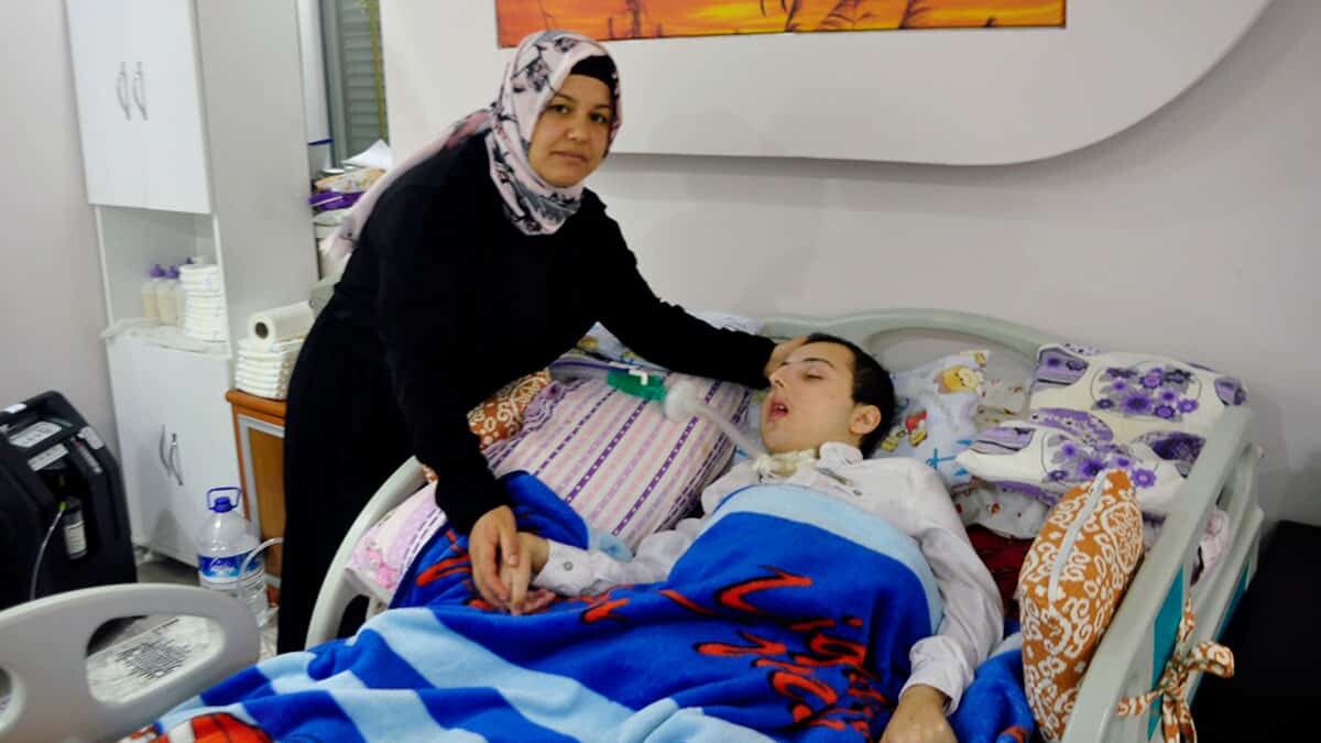 Çocuklukta oynadığı piller, Servet'i yatalak etti 