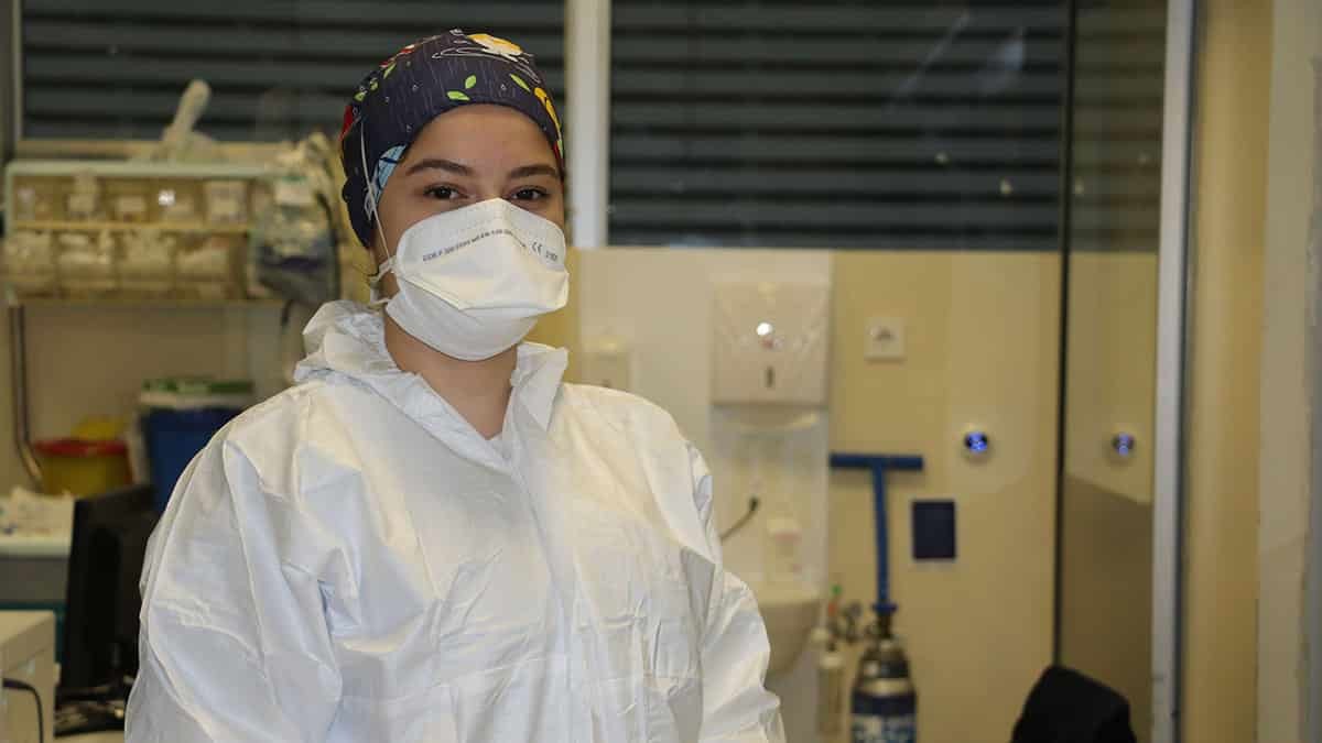 Derya Çelik ve Savaş Koncak yoğun bakımdaki hastaların tedavi süreçlerini anlattı. Çelik, hastalarımız denizde boğuluyormuş hissi yaşıyorlar dedi.