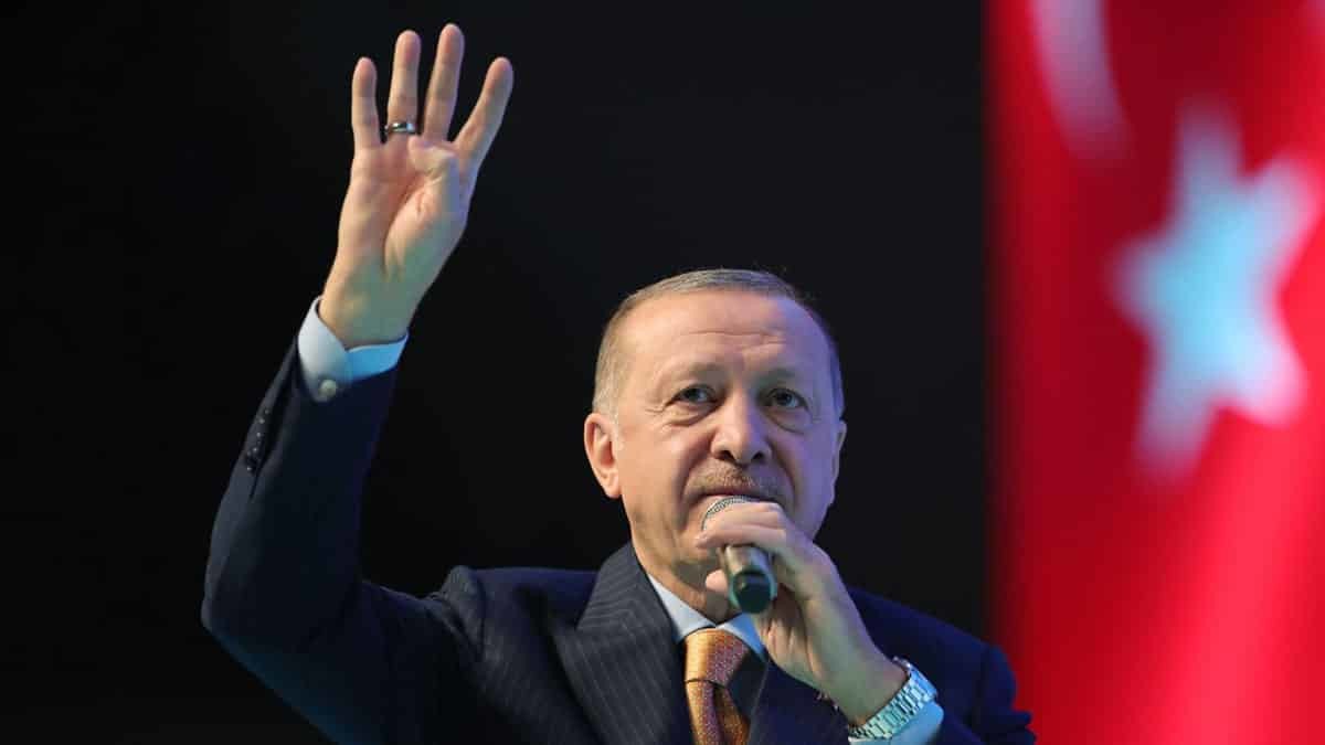 Terörü kınayamayan insanlıktan bahsedemez