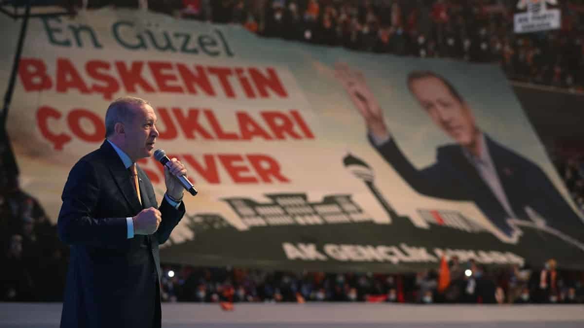 Cumhurbaşkanı Recep Tayyip Erdoğan, "İttifak ortaklarını incitmemek için bölücü terörü kınayamayanlar bize insanlıktan bahsedemez" dedi.