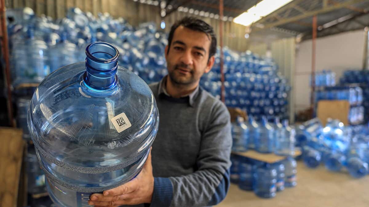 Üzerlerinde üretim tarihleri yazan damacanalar kare kodla takip edilmeye başlandı.