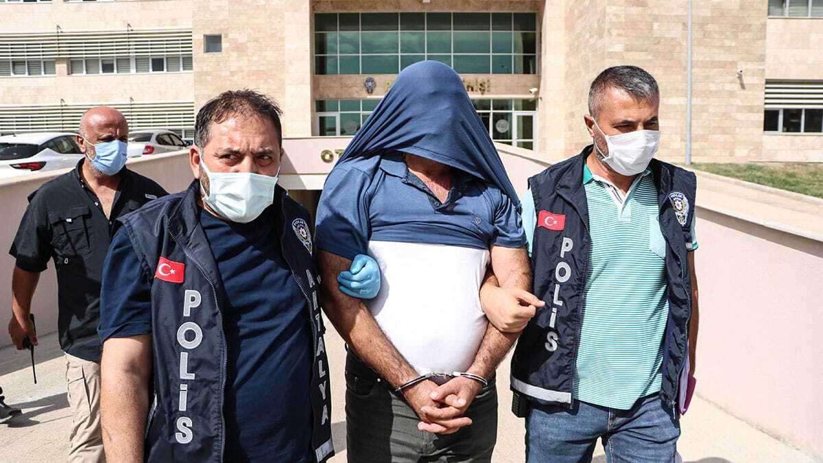 Boğduktan sonra cesedin yanması için ormanı yakmış