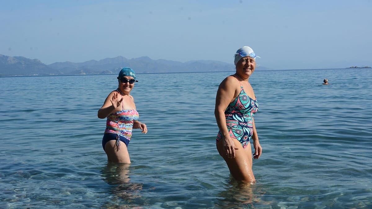 Güneşli havayı görenler denize girdi