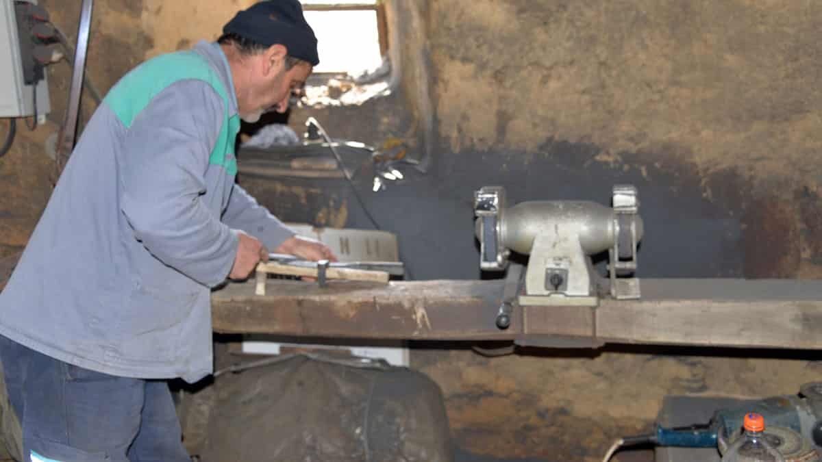 Demirci ustası, 150 yıllık atölyede teknolojiye direniyor