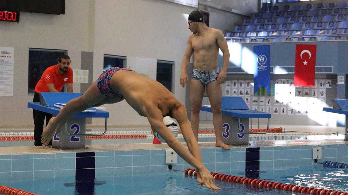 Yapılan yatırımlar sayesinde su sporlarında Türkiye'nin en iddialı şehirlerinden birisi haline gelen Gaziantep'in 36 milli yüzücüsü bulunuyor.