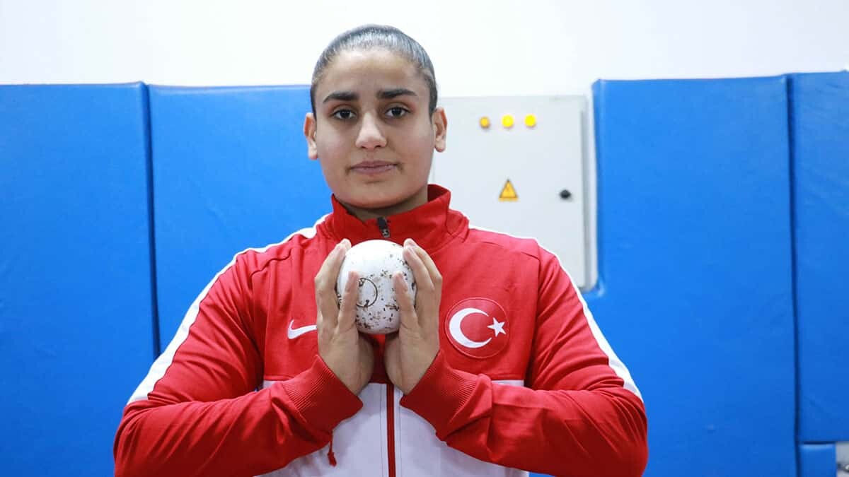 Dünya Para Atletizm Grand Prix'sinde madalya sahibi olan sporcu Eda'nın hedefi, Tokyo Olimpiyatları'nda ay yıldızlı bayrağı göndere çekmek.