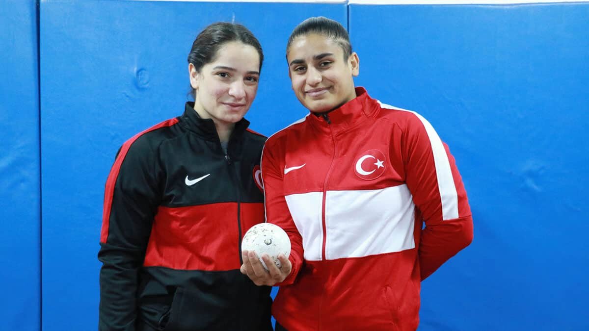 Van depreminde enkaz altında kalan, depremden sonra ailesiyle Samsun'a yerleşen, gülle atmada Türkiye’nin ardından 2019’da IPC Para Atletizm Gençler Dünya Şampiyonası'nda birinci, Dünya Para Atletizm Grand Prix'sinde de gümüş madalyanın sahibi olan özel sporcu Eda Yıldırım'ın (17) şimdiki hedefi, Tokyo Olimpiyatları'nda ay-yıldızlı bayrağı göndere çekmek.