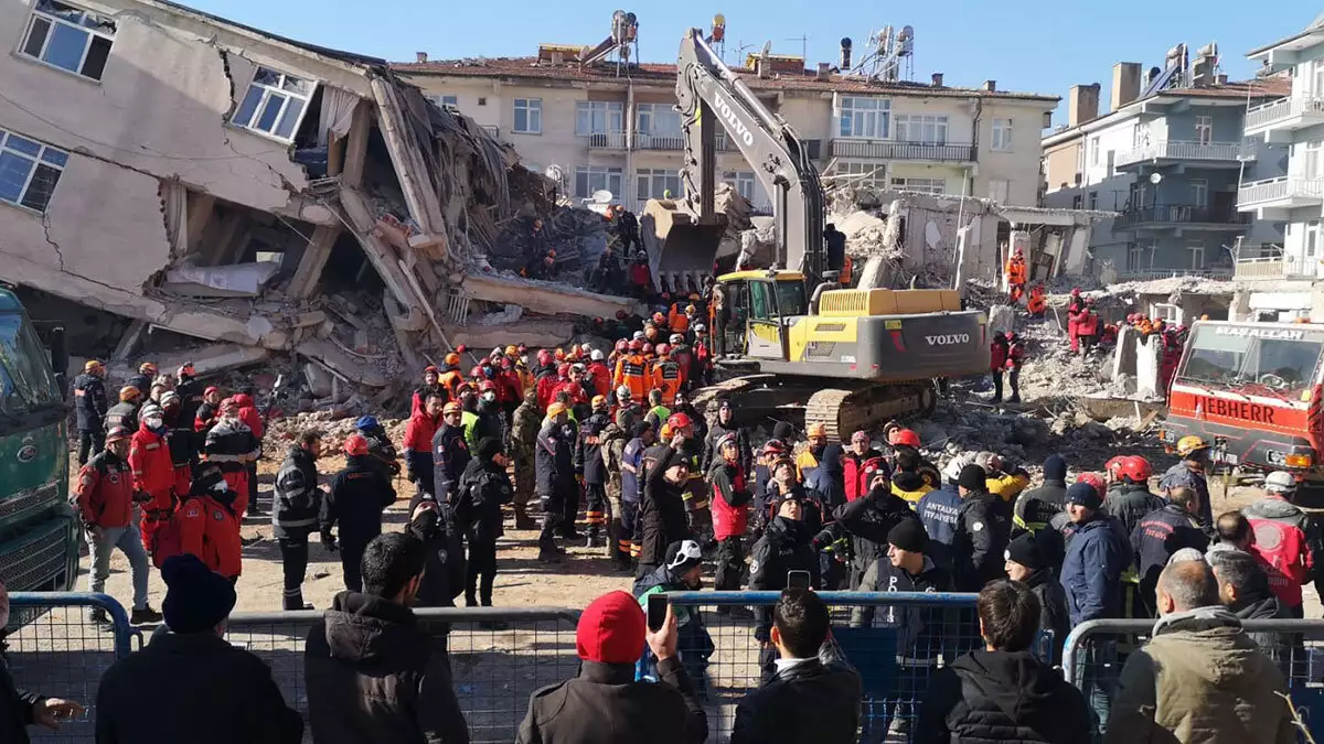 Aksoy, doğu anadolu fay hattının elazığ'da meydana gelen 6. 8'lik depremin ardından suskunluk döneminden aktif döneme geçtiği uyarısında bulundu.