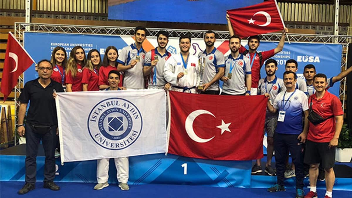 Dövüş sporlarında Avrupa’da adlarını zirveye yazdırdılar