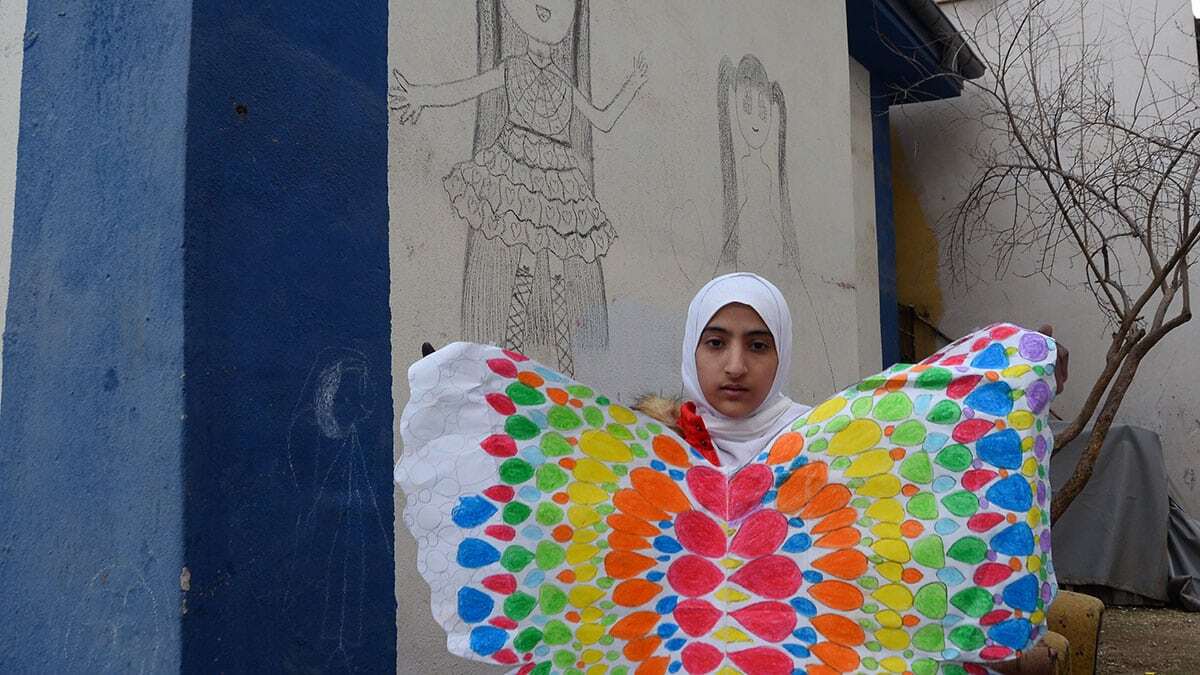 Yerden topladığı kömürle duvara resim çiziyor