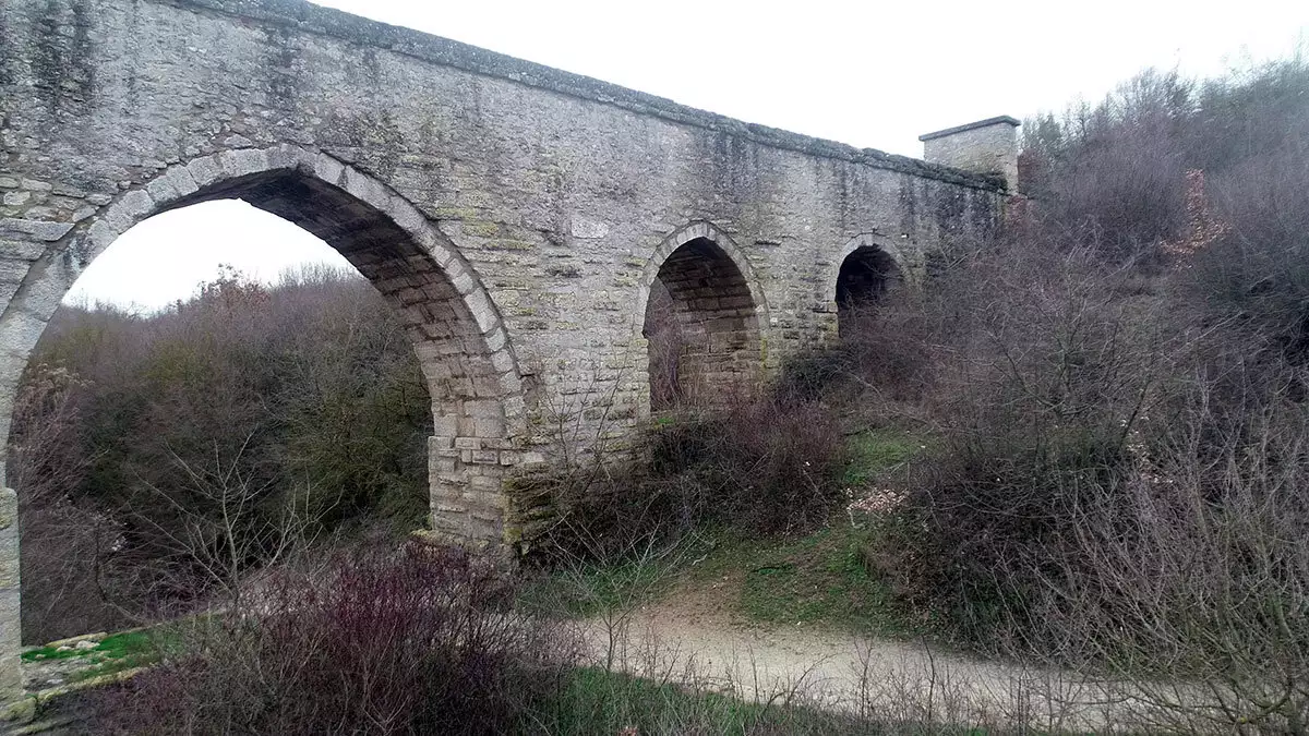 Edirne'de mimar sinan tarafından 16'ncı yüzyılda kentin su ihtiyacını karşılamak için yapılan tarihi su kemerleri kaçak defineciler tarafından tahrip edildi.