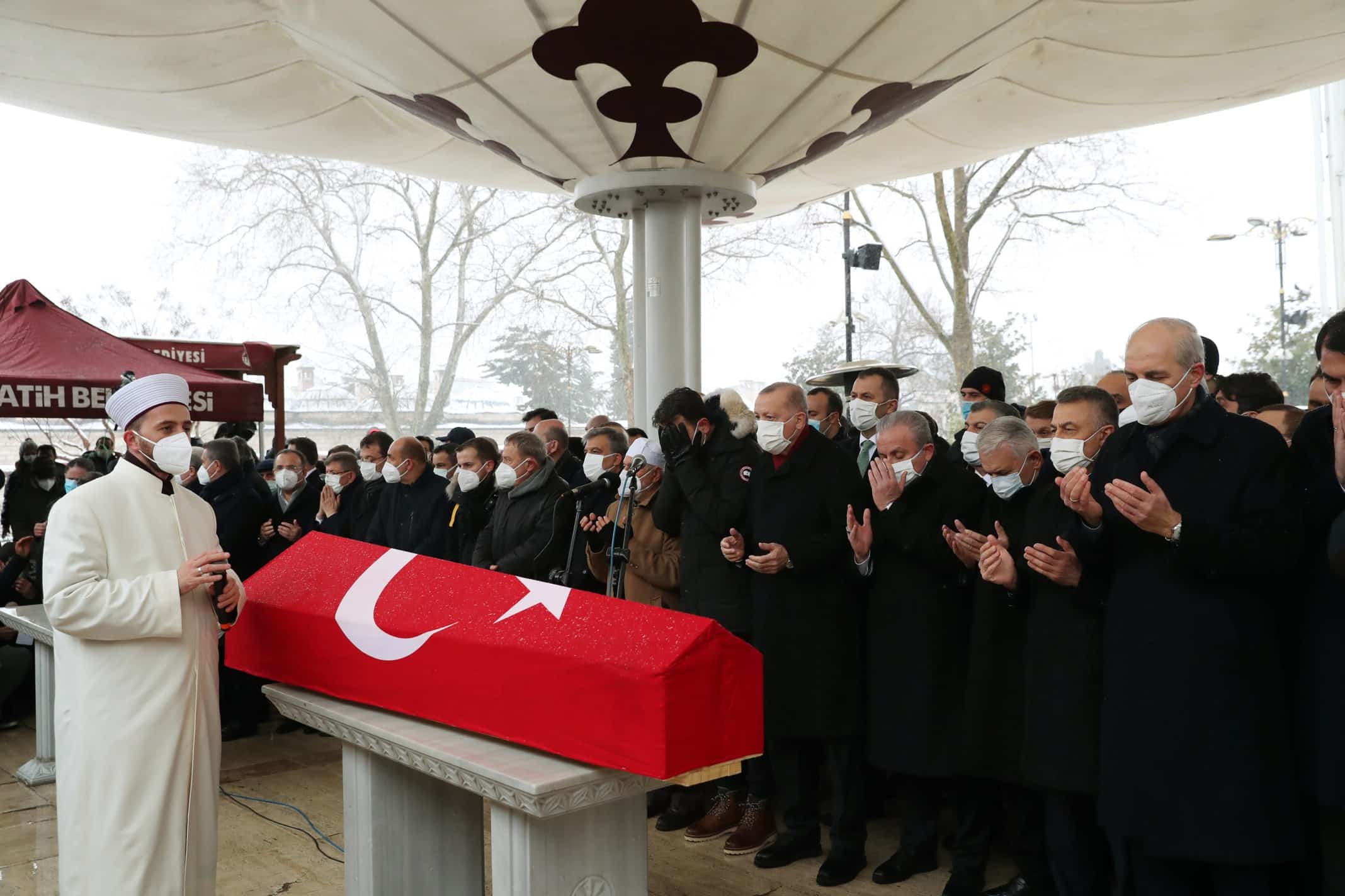 Tedavi gördüğü hastanede 76 yaşında hayatını kaybeden İstanbul Büyükşehir Belediye Eski Başkanı Kadir Topbaş son yolculuğuna uğurlandı.