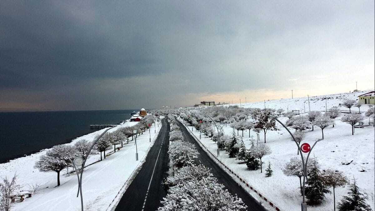 Erciş'in eşsiz kar manzarası görüntülendi