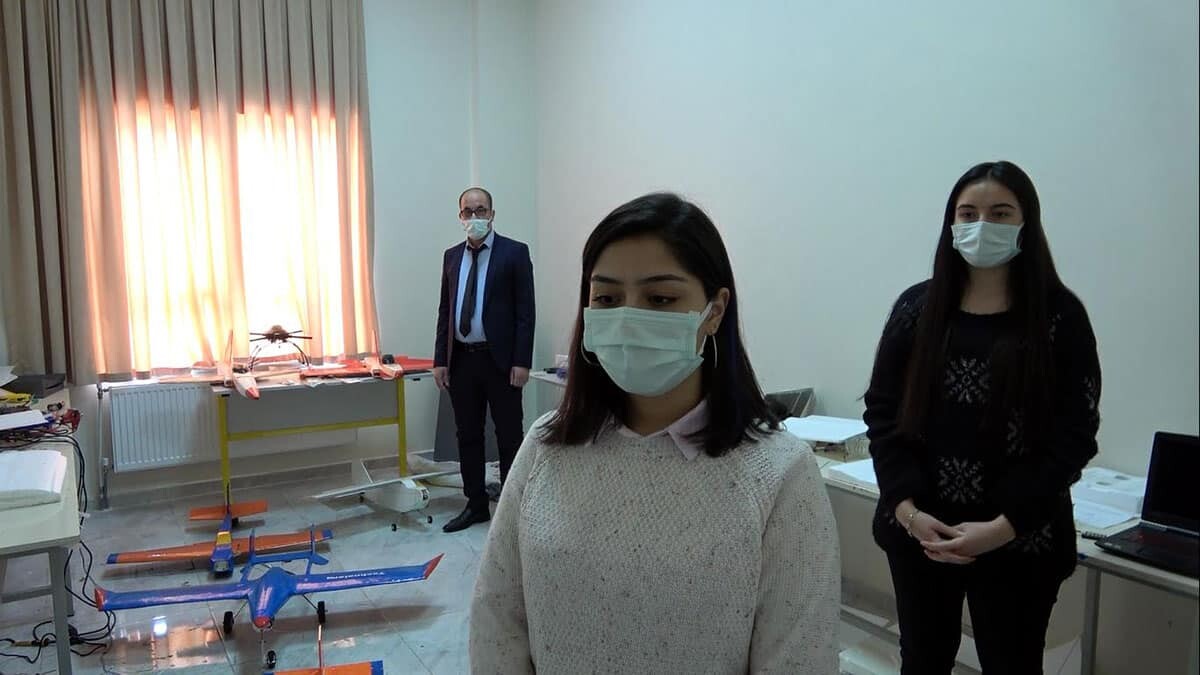 2 kız öğrenci insansız model uçak yaptı