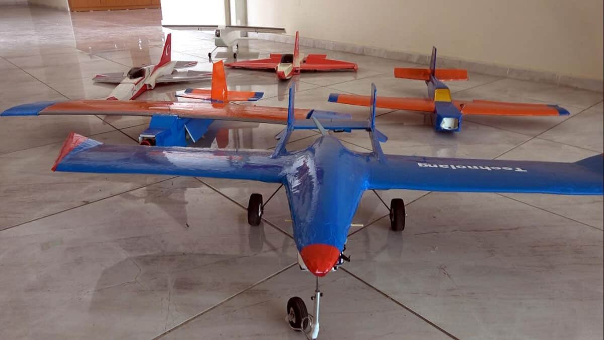 2 kız öğrenci insansız model uçak yaptı