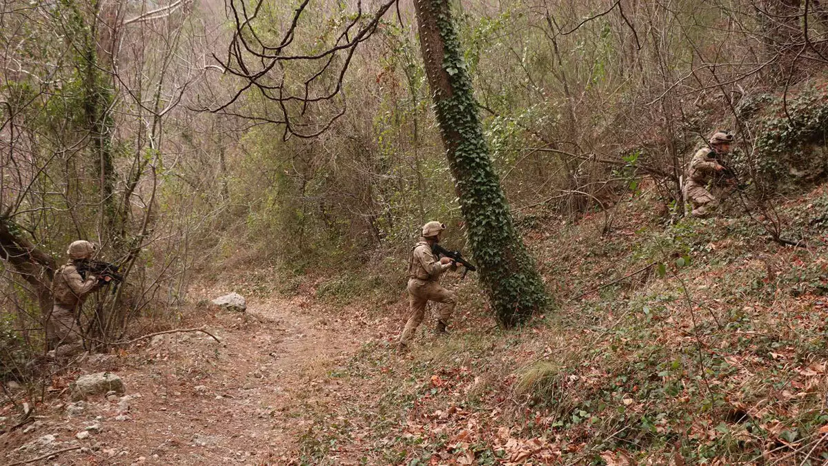 Eren-8 amanoslar operasyonunda, 2 sığınak ve 7 depo imha edilirken, çok sayıda patlayıcı madde ve yaşam maddesi ele geçirildi.