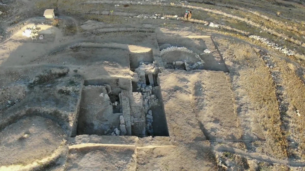 Erken Tunç Çağı'na ait oda ve koridorların olduğu höyük turizme kazandırılacak. Höyüğün girişinde 30 metrelik tünel bulunuyor.