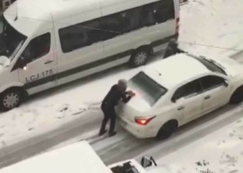 Esenyurt'ta yoğun kar yağışında sürücülerin zor anları
