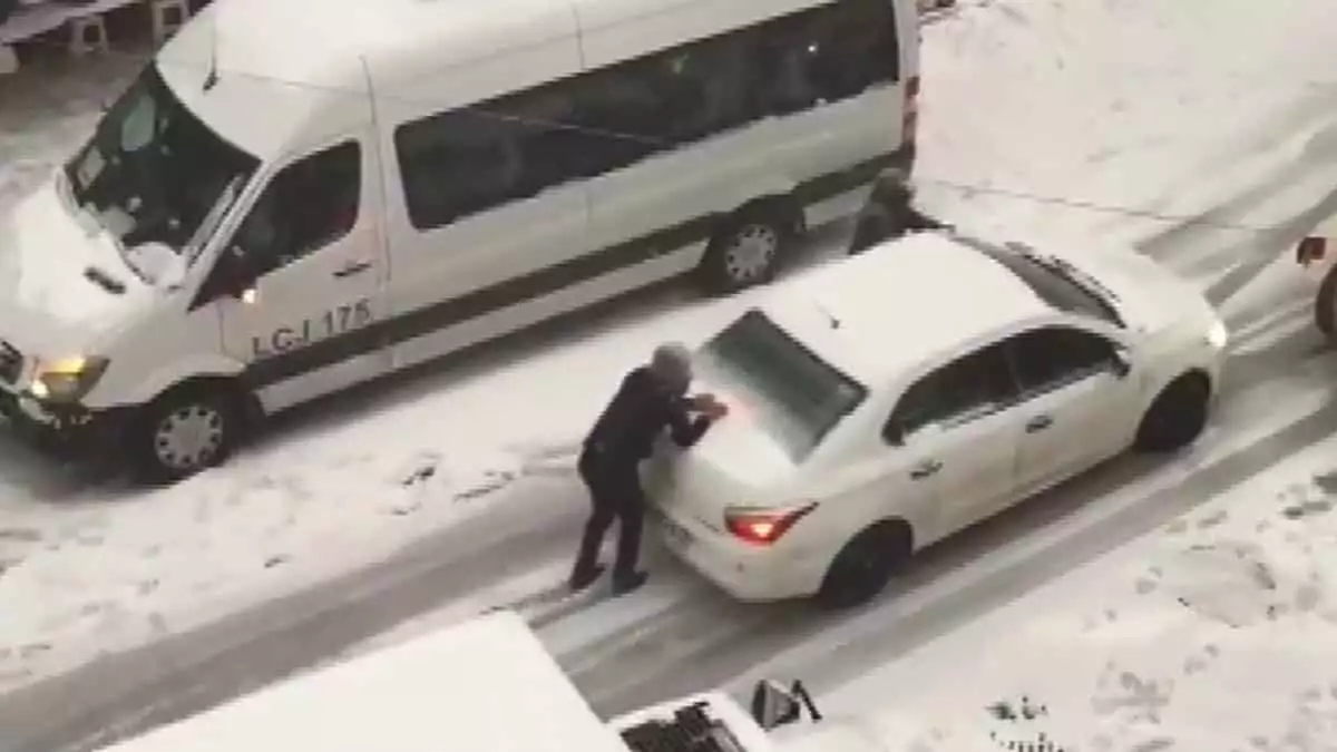 Esenyurt'ta yoğun kar yağışında sürücülerin zor anları