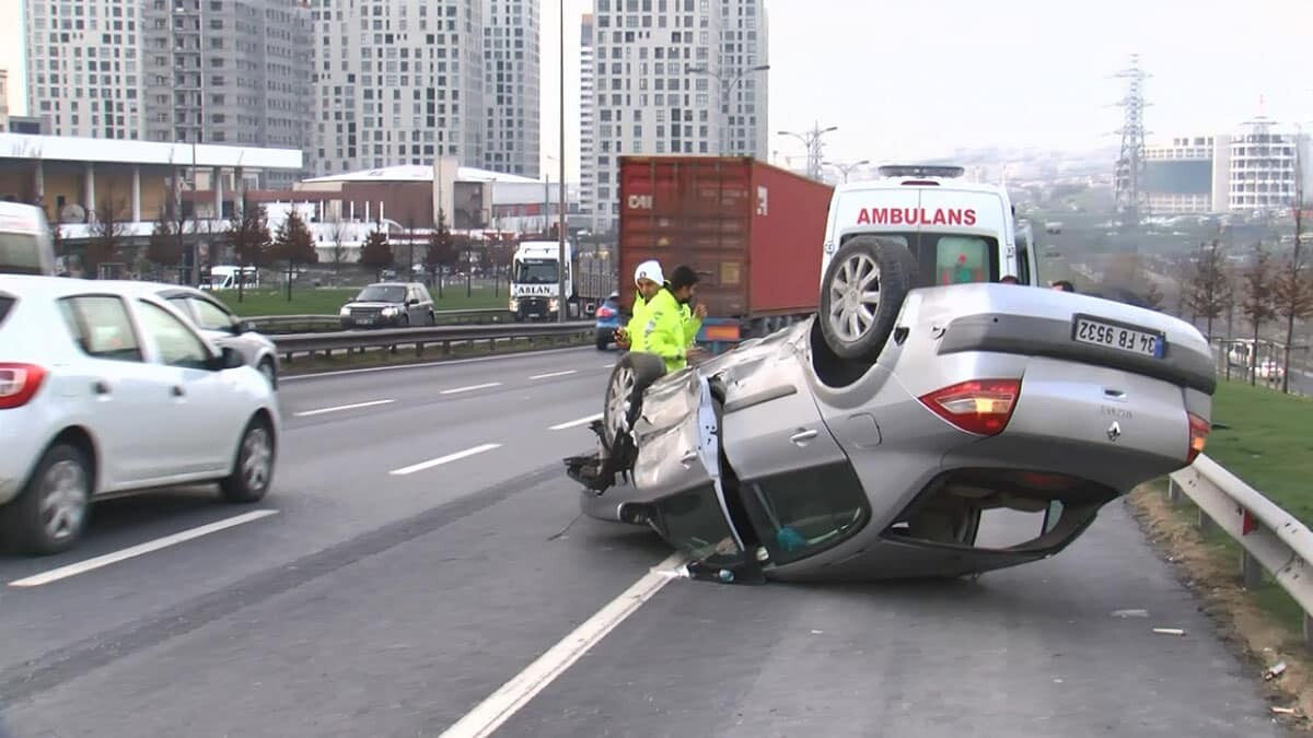 Takla atan otomobilin sürücüsü yaralandı