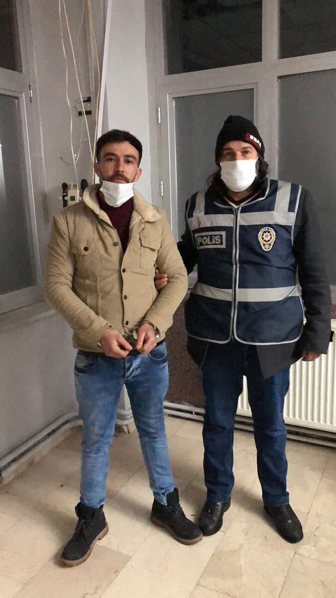 Konya'da, sabah kahvaltı için uyandırdığı eşi Rukiye Ay (23) ve kızı Eylül'ü (1,5) üzerlerine sıcak su dökerek, haşlayan ve olaydan sonra tutuklanan Ali Ay (28) hakkında Cumhuriyet Başsavcılığı'nca iddianame hazırlandı.