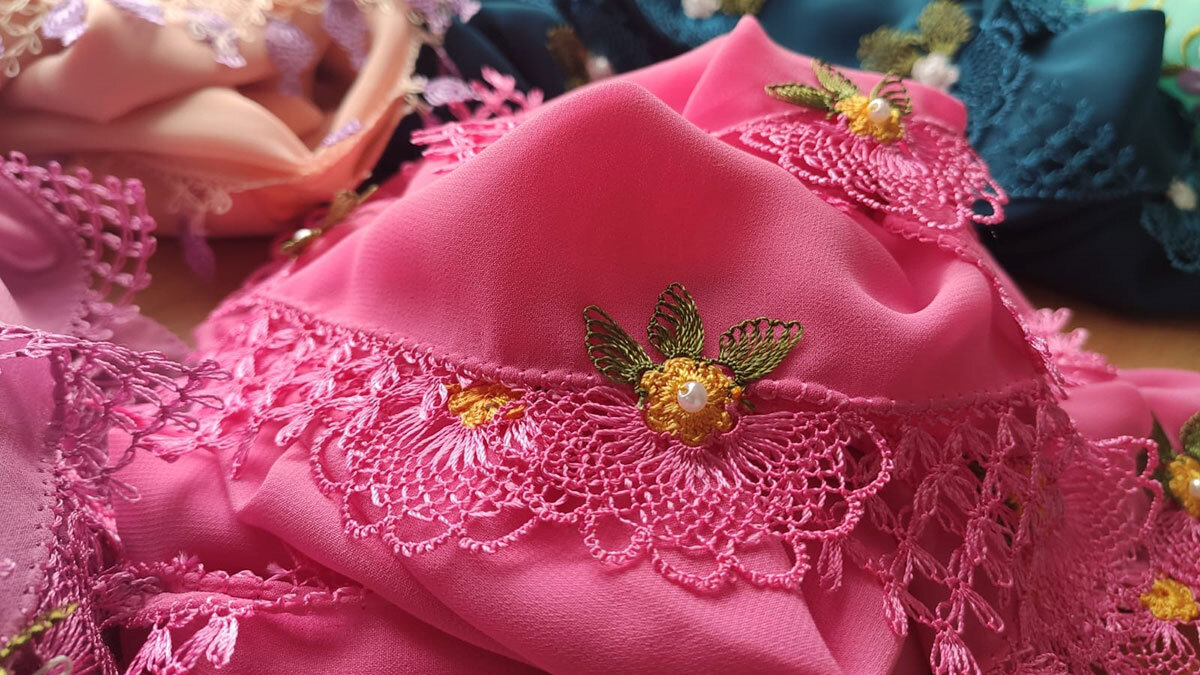 İğne oyasıyla ev ekonomisine katkı sağlıyor