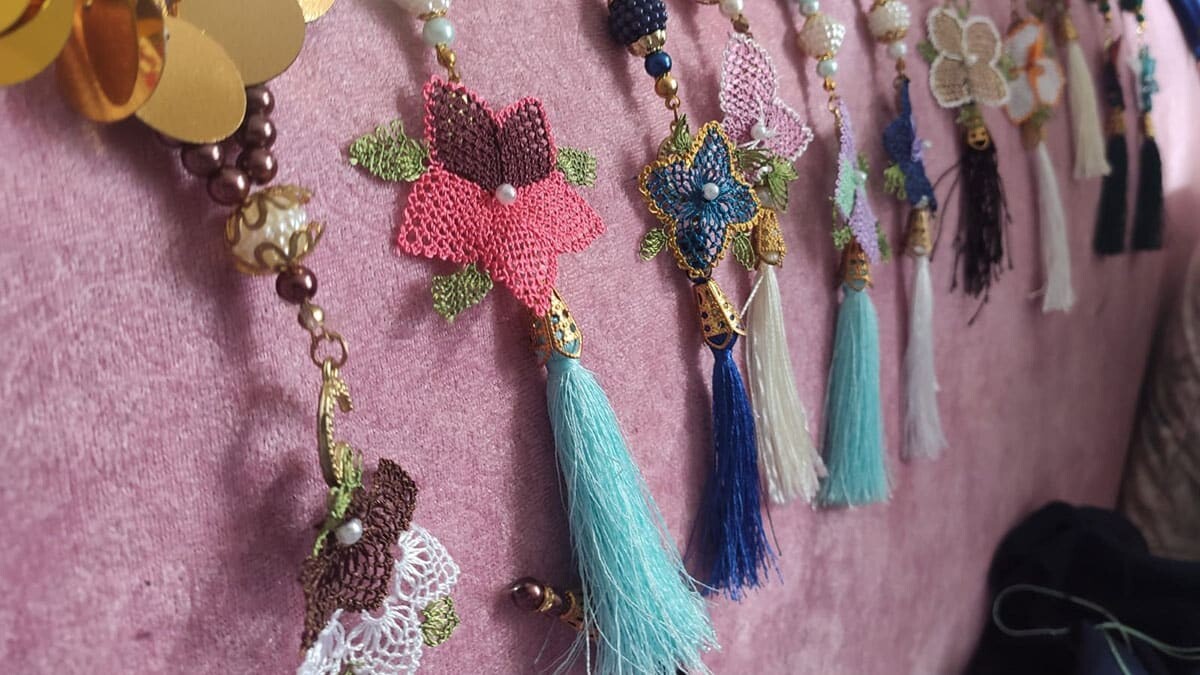 İğne oyasıyla ev ekonomisine katkı sağlıyor