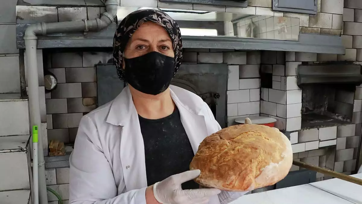 Burdur'da ev kadını aysun onay (58) kiraladığı fırında eski usul ekşi maya ile yoğrulmuş hamurdan patatesli burdur ekmeği üretiyor.